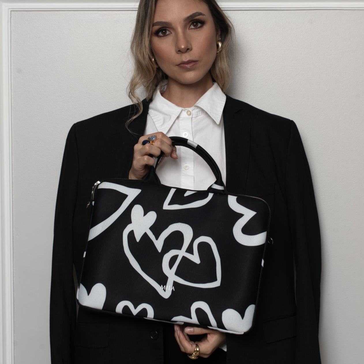 LAPTOP CORAZÓNES NEGROS